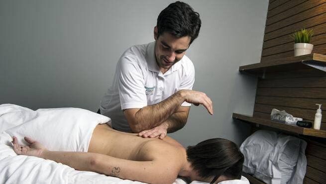 Massage bei Schmerzen in den Schulterblättern