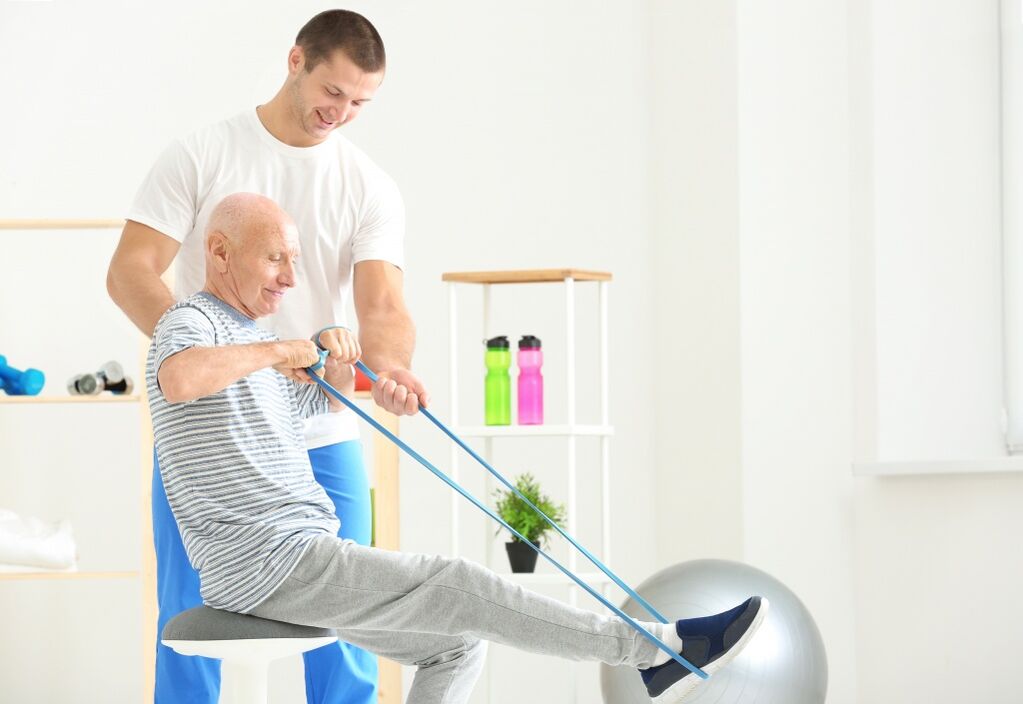 Coxarthrose-Therapie bei einem älteren Mann mit Bewegungstherapie